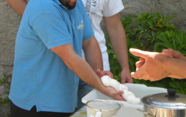 mozzarella-treccia-making