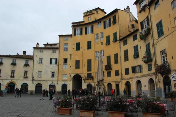 lucca-piazza-anfiteatro